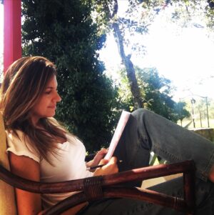 Ana Ruiz Instagram - Día libre… Que no de descanso 😃

#martes #octubre #veroño #sierra #descanso #dialibre #estudiar #dormir #pasear #campo #teatro #mirandoalcielo