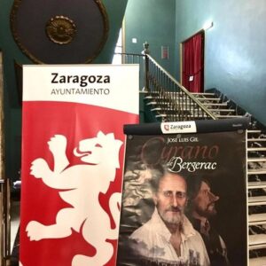 Ana Ruiz Instagram - Hoy tengo la suerte de volverme subir  al escenario del  @teatroprincipaldezaragoza con un personaje tan bonito como Ana Ozores, #laregenta pero no puedo evitar pasar por este teatro y esta ciudad sin acordarme de mi #cyranodebergerac aragonés @jose_luis_gil_sanz . Mi socio, mi compañero y mi amigo. Nos embarcamos en esta producción juntos y fue una de las etapas más felices sobre  un escenario  de la que tengo unos recuerdos imborrables. Te quiero,  amigo mío... y Zaragoza también ❤️ 

#misrecuerdos #teatro #tbt #cyranodebergerac #montajes #teatro #produccion #miamigo #zaragoza #querecuerdos #mirandoalcielo