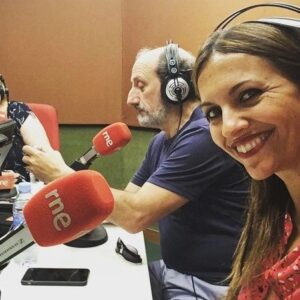 Ana Ruiz Instagram - Hoy tengo la suerte de volverme subir  al escenario del  @teatroprincipaldezaragoza con un personaje tan bonito como Ana Ozores, #laregenta pero no puedo evitar pasar por este teatro y esta ciudad sin acordarme de mi #cyranodebergerac aragonés @jose_luis_gil_sanz . Mi socio, mi compañero y mi amigo. Nos embarcamos en esta producción juntos y fue una de las etapas más felices sobre  un escenario  de la que tengo unos recuerdos imborrables. Te quiero,  amigo mío... y Zaragoza también ❤️ 

#misrecuerdos #teatro #tbt #cyranodebergerac #montajes #teatro #produccion #miamigo #zaragoza #querecuerdos #mirandoalcielo