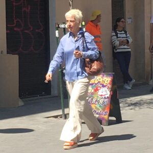 Ana Ruiz Instagram - Ella es Mª José Zulueta, conocida por todos como Zulu. Así llegaba hoy a nuestra encuentro, sin saberse observada… 
Ella ha sido mi representante casi 19 años… (Eso, en una profesión como la nuestra es mucho tiempo)
Ya lo he hecho personalmente, pero me apetecía agradecerle públicamente su profesionalidad de todos estos años. Su entrega, su honestidad , su compromiso , su lealtad, su seriedad, su cercanía , sus ánimos, su confianza… Zulu es una persona  de PALABRA y eso, en este oficio tiene un valor incalculable…
Ella siempre ha estado para mucho más que el trabajo, y bajo ese carácter norteño, que a muchos asusta, tiene una gran sensibilidad y un gran corazón.
“Zulu, GRACIAS por acompañarme estos años, y por todo lo aprendido juntas. No es una despedida, porque  acaba la relación profesional pero la relación humana me la quedo para mi… ¡Te quiero Zulu! ❤️

#gracias #zulu #lazulu #representante #compañera #amiga #admiracion #quetodoelmundolosepa #teniaqueserestafoto #loquenoseve#mirandoalcielo