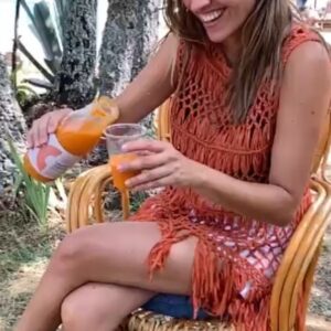 Ana Ruiz Instagram - Verano, compartir momentos, disfrutar , descansar y cuidarnos… 
Lo natural siempre es un valor… 

#verano #domingo #descanso #disfrute #gazpacho #agosto #cuidarse #somosloquecomemos #natural #bio #mirandoalcielo
