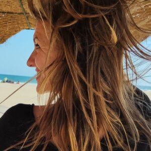 Ana Ruiz Instagram - Las cosas buena de la vida despeinan… 

#despeinarse #vivir #disfrutar #enmovimiento #viernes #mayo #hevuelto #mar #mirandoalcielo