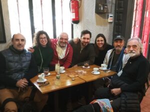 Ana Ruiz Instagram - Encontrarse con amigos teatreros antes de un #ensayogeneral de #donjuanalcala solo puede traer cosas buenas... Y si son ellos mejor que mejor ... ❤️

#encuentros #amigos #teatreros #teatro #compañeros #reuniones #quebienveros #ensayo #sumaysigue #pormuchosmas #mirandoalcielo

@alexgadea01 @jose_luis_gil_sanz  @pepamarteles 
@orvizdiazcovadonga