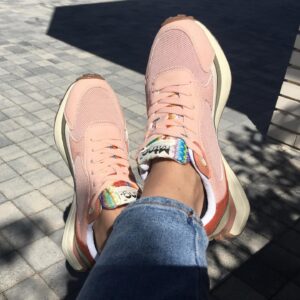 Ana Ruiz Instagram - Primaveras que parecen veranos…¡Llega el color!
@mtngmustang 

 
#martes #abril #primavera #calor #color #mustang #mustangpeople #encantada  #calzado #zapatillas #coleccion #gracias #mirandoalcielo