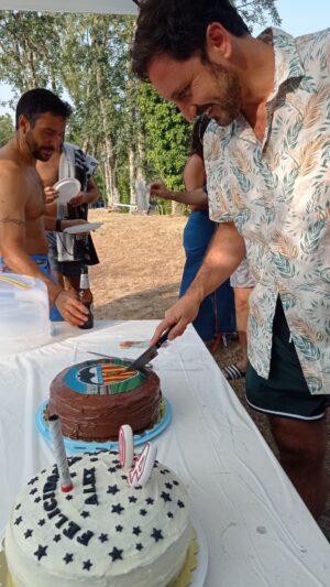 Ana Ruiz Instagram - Este fin de semana era el cumpleaños de @alexgadea01 , y ha estado llena de momentos y gente bonita. ¡Gracias a todos por aportar vuestro granito de arena en hacer de este día , un día  inolvidable ♥️
Gracias @carmenmoralesoficial y @begonamaestre_ por ayudarme tanto en la organización , sin vosotras … ♥️
@alexgadea01 te mereces esto, y mucho más!

#fiesta #cumpleaños #alegria #celebracion #loimportante #amigos #gentequerida #vayadia #disfrute #musica #risas #habramasfotos #mirandoalcielo
