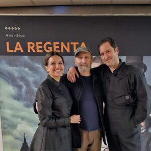 Ana Ruiz Instagram - Hoy estrenamos #laregenta, y ayer, vino mi AMIGO @jose_luis_gil_sanz a vernos a un ensayo general. 
¡Gracias  José Luis! Verte de pie aplaudiendo es  para mi uno de los regalos más bonitos y emocionantes de este año. ¡Te quiero! ❤️

¡Y ahora sí! Vamos a arrancar este viaje por Vetusta en el @fernangomezccv desde hoy hasta el 3 de marzo 💪🏼

¡Qué ganas!👏🏻👏🏻👏🏻👏🏻👏🏻

#teatro #estreno #miamigo #regalo #emocion #sumaysigue #feliz #gracias #tequiero #laregenta #anaozores #vetusta #actriz #profesion #mirandoalcielo
