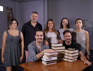 Ana Ruiz Instagram - Nuevo desafío , nuevo laberinto, nuevo disfrute y nuevo regalo. 
¡Arrancamos los ensayos de “Ortega”!
Un texto redondo de @karinagarantiva.
Un director que con nombrarlo se dice todo @caballero_ernesto 
Una suerte de compañeros, @alberto__fonseca y @alexgadea01 ❤️
¡Y un equipo que va a una!
@natalia_vellon en la ayudantía,  #anacaballero en la gerencia y @agramento 
@somosteatrourgente 

#teatro #reto #diversion #desafio #ensayando #ganas #ilusionada #vamosalla #compañeros #trabajo #feliz #profesion #mirandoalcielo