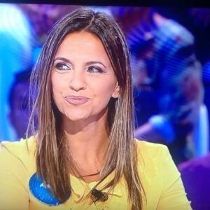Ana Ruiz Instagram - ¡Otro día más en @pasapalabra! Recordando  que estamos con #Ortega hasta el 15 de octubre en el @teatroqsf . ¡Venga! Que no sea porque no te avisé 😉

#pasapalabra #concurso #juego #television #tv  #entretenimiento #palabras #ortega #filosofia #teatro #comedia #actriz #detodounpoco #trabajo #profesion #nosvemos #mirandoalcielo