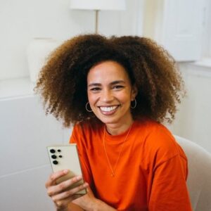 Ana Sofia Martins Instagram - Já imaginaste ter, num só telemóvel, um tradutor em tempo real e uma ferramenta que te permite descobrires tudo, sobre tudo?? Seres poliglota e um know it all ao mesmo tempo?? Com o novo Samsung #GalaxyS24 Ultra tudo isto é possivel! #PUB @samsungportugal