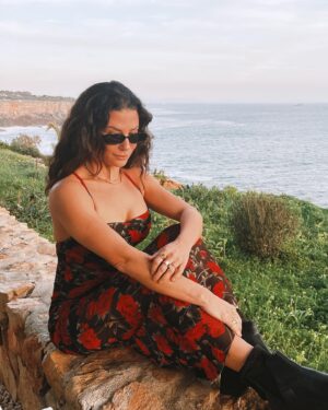 Ana Tapajós Instagram - Romantizando a vida, porque jamais seremos tão jovens quanto somos agora 🌹🌺