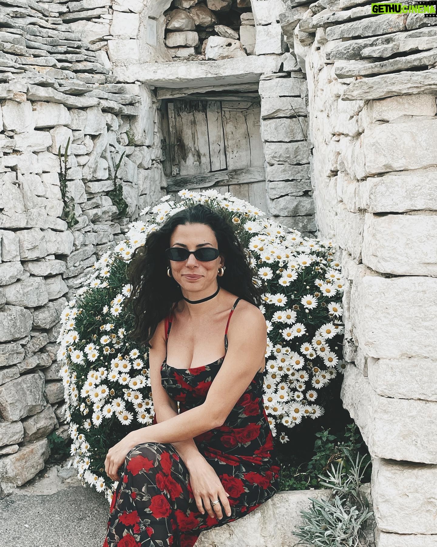 Ana Tapajós - 3 Likes - Getting lost among the streets of Alberobello, a unique journey through Puglia! Each little house (Trulli) feels like it’s straight out of a fairy tale. No wonder it’s a UNESCO heritage site! ✨
Se perdendo pelas ruazinhas de Alberobello, em Puglia. Itália 🇮🇹 Cada Trulli parece direto de contos de fada, não é à toa que essa vila é considerada patrimônio da UNESCO.