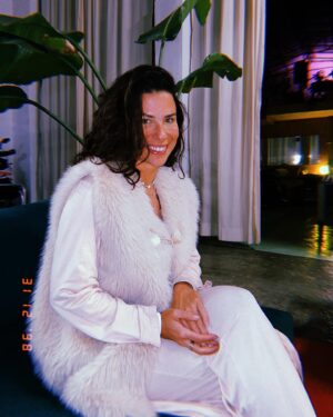 Ana Tapajós Instagram - Primeiro ano novo no inverno, na verdade o primeiro inverno da minha vida hahahaha ✌️

First NYE in a country in a winter season :)