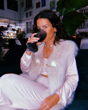 Ana Tapajós Instagram - Primeiro ano novo no inverno, na verdade o primeiro inverno da minha vida hahahaha ✌️

First NYE in a country in a winter season :)