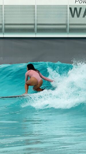Ana Tapajós Instagram - Muitooooo divertido. 

A Fazenda da Grama ou Praia da Grama, é uma piscina de onda artificial que fica em São Paulo. 

Ela faz parte de um condomínio particular, ou seja, não é aberta ao público. Pra surfar, você precisa de um convite de algum morador, caso vc tenha, vc faz check in e paga a hora da sessão de surf. 

As sessões são de 250, 650 e 850 BRL, depende do nível da onda. 
Eles alugam prancha no local.