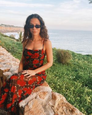 Ana Tapajós Instagram - Romantizando a vida, porque jamais seremos tão jovens quanto somos agora 🌹🌺