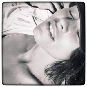 Ana Ularu Instagram - Je me nourris #photosynthesis #soleil #losangeles #blackandwhite #photography #artistsoninstagram #photography
