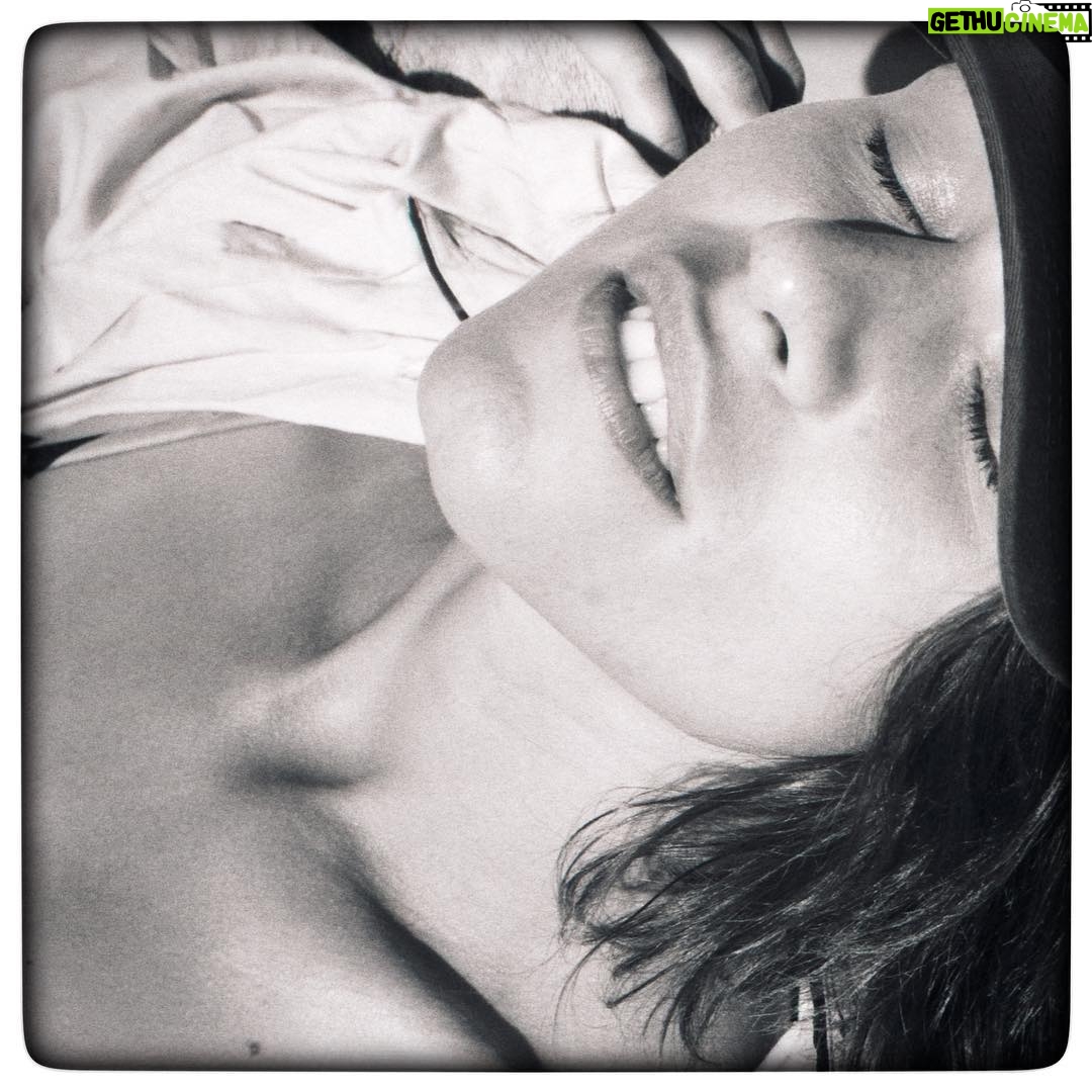 Ana Ularu - 1.5K Likes - Je me nourris #photosynthesis #soleil #losangeles #blackandwhite #photography #artistsoninstagram #photography
