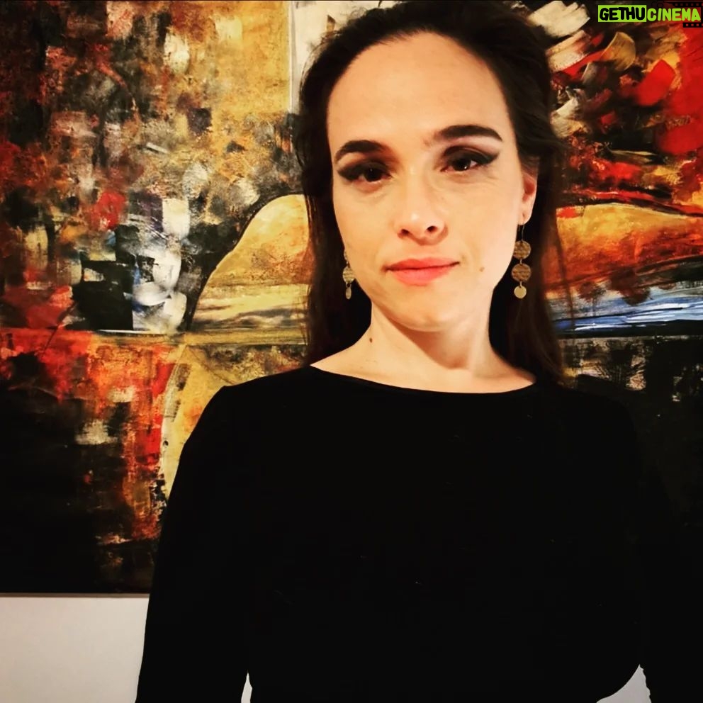 Ana Ularu - 583 Likes - Ziua Femeii.
Astăzi nu este doar Ziua Femeii. Astăzi este o zi în care le mulțumesc unor femei speciale. Femeile care au făcut ca Peer Out, al treilea nostru album, să fie atât de magic, puternic, misterios, atrăgător, fluid, oniric....
Ana Ularu, Marina Arsene și Loredana Larionescu. Nu doar trei femei superbe, ci și trei profesioniste de excepție. Ana, în spoken word-ul scris de dragul meu prieten Massimiliano Nardulli pentru Destroying The Wall, a fost pur și simplu genială. Odată ajunsă în studio, ne-a hipnotizat pe toți cu magia ei, un adevărat talent. Marina, prezentă în nu mai puțin de trei piese, Hopefulness, unde este și textieră, Inner Impulse și Destroying The Wall, ne-a vrăjit cu vocea ei eterică, convingătoare și cu profesionalismul ei. Loredana este muza mea, o frumusețe infinită, un spirit liber și prezentă de-a lungul creșterii mele umane. Ce pot să spun.... le mulțumesc din suflet pentru că au acceptat invitația mea de a face parte din arta, pasiunea și viața mea.
Apropo, ieșim cu albumul peste exact o săptămână! Rămâneți pe fază!
Ana Ularu foto credits: Marc Rissmann
@toskyrecords #paoloprofetieurooeancollectiv3 #paoloprofetieurooeancollective #peerout #contemporayjazz #crossover #crossoverjazz #contemporayjazz #pipesnotdead
Link in bio.
