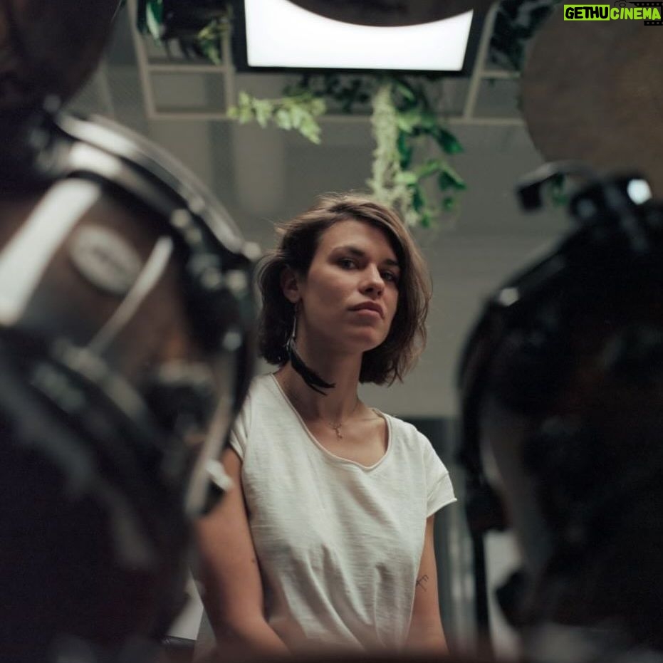 Ana Ularu - 1.5K Likes - Ana Ularu s-a întors în Bucureștiul acasă, aici unde acum filmează pentru Subteran, primul serial Netflix Original Românesc.
Ocazie cu care ne-am amintit de discuția aceasta cu ea despre familie, petrecerea cu sens a timpului liber, dar și despre noul său rol - acela de mamă.
LINK IN BIO
📷 @marcrissmann
✏️ @eavrabie