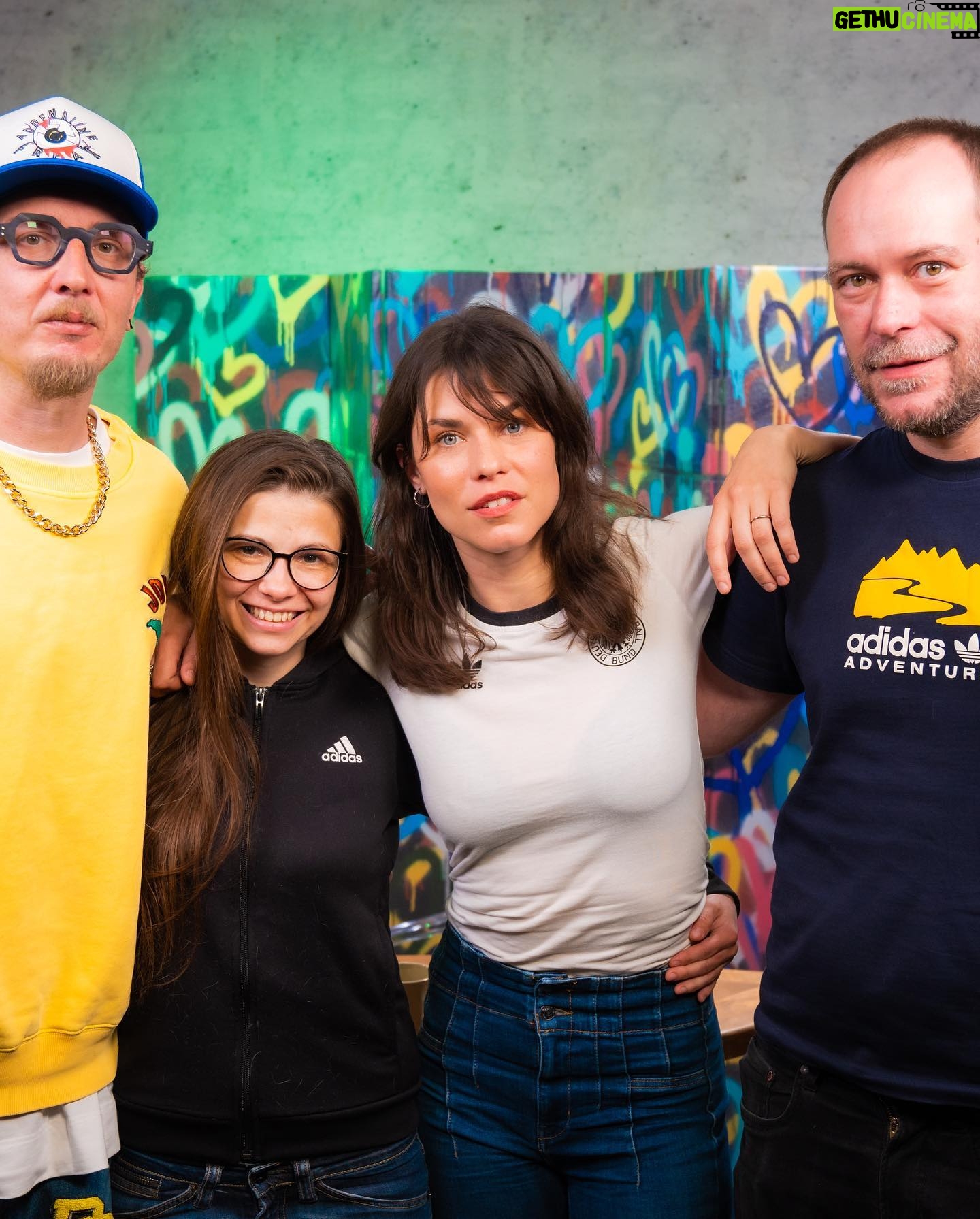 Ana Ularu - 1.1K Likes - Mulțumesc @bloguluotrava, ce mișto a fost.
Despre @thepoweronprime și #spymaster , despre București și zen și general motorcycle maintenance