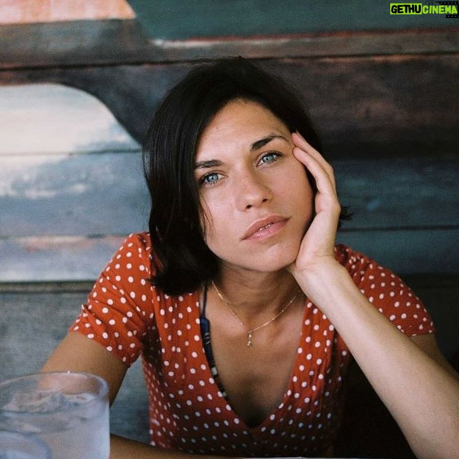 Ana Ularu - 1.5K Likes - Ana Ularu s-a întors în Bucureștiul acasă, aici unde acum filmează pentru Subteran, primul serial Netflix Original Românesc.
Ocazie cu care ne-am amintit de discuția aceasta cu ea despre familie, petrecerea cu sens a timpului liber, dar și despre noul său rol - acela de mamă.
LINK IN BIO
📷 @marcrissmann
✏️ @eavrabie