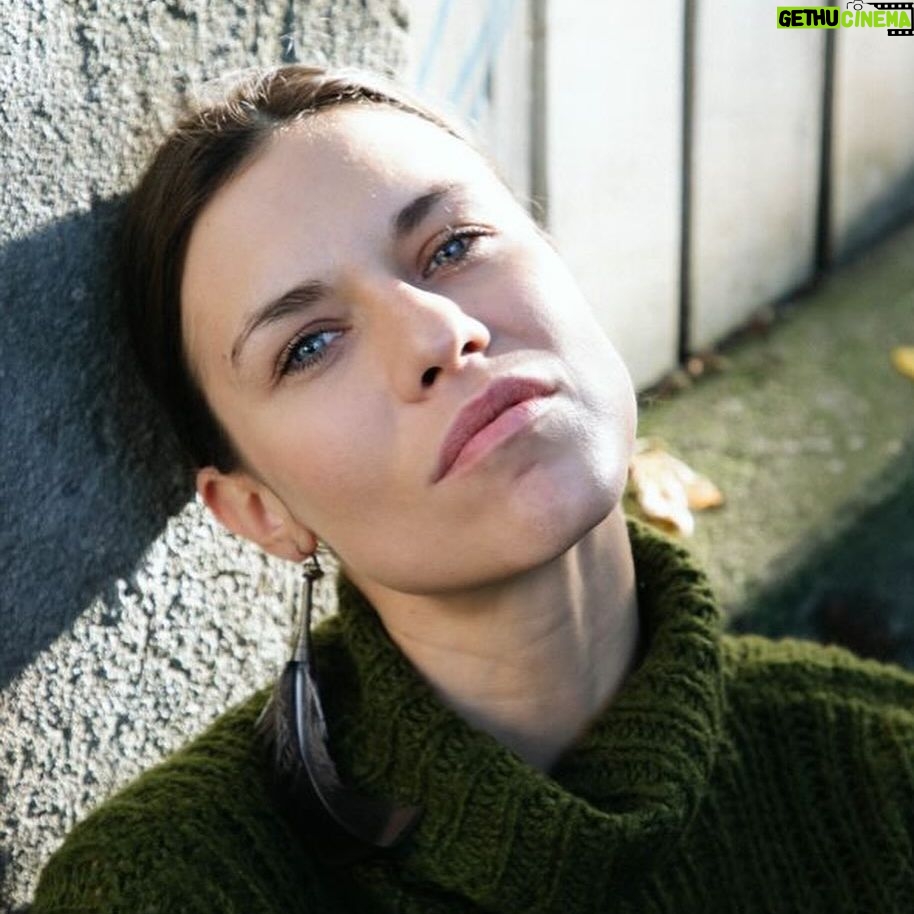 Ana Ularu - 1.5K Likes - Ana Ularu s-a întors în Bucureștiul acasă, aici unde acum filmează pentru Subteran, primul serial Netflix Original Românesc.
Ocazie cu care ne-am amintit de discuția aceasta cu ea despre familie, petrecerea cu sens a timpului liber, dar și despre noul său rol - acela de mamă.
LINK IN BIO
📷 @marcrissmann
✏️ @eavrabie