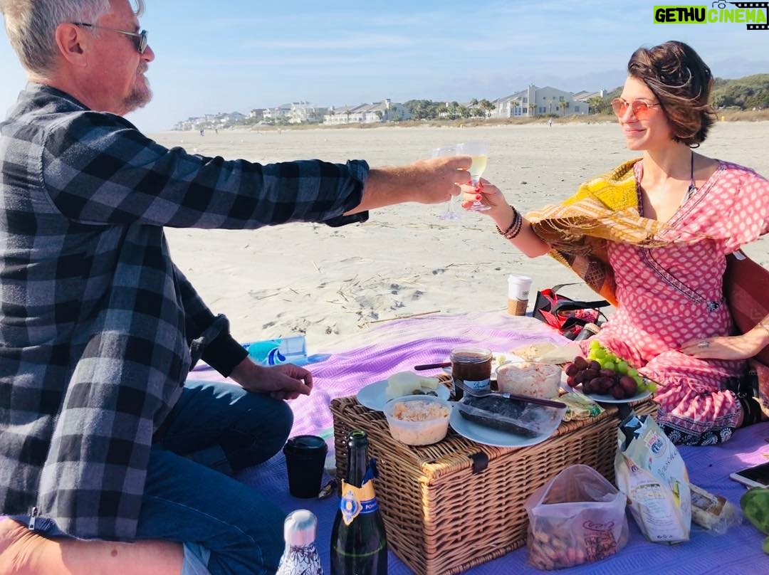 Ana Ularu - 817 Likes - #BreakingDad : New Year’s Beach Picnic Armistice