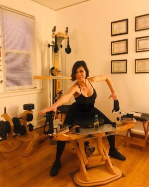 Ana Ularu Instagram - Gyrotonic and tonic. Inventat de un balerin român, ajuns la faima internațională. #SchweppesSpritz #ManualdeFormatCaractere