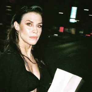 Ana Ularu Instagram - Ziua Femeii.

Astăzi nu este doar Ziua Femeii. Astăzi este o zi în care le mulțumesc unor femei speciale. Femeile care au făcut ca Peer Out, al treilea nostru album, să fie atât de magic, puternic, misterios, atrăgător, fluid, oniric....
Ana Ularu, Marina Arsene și Loredana Larionescu. Nu doar trei femei superbe, ci și trei profesioniste de excepție. Ana, în spoken word-ul scris de dragul meu prieten Massimiliano Nardulli pentru Destroying The Wall, a fost pur și simplu genială. Odată ajunsă în studio, ne-a hipnotizat pe toți cu magia ei, un adevărat talent. Marina, prezentă în nu mai puțin de trei piese, Hopefulness, unde este și textieră, Inner Impulse și Destroying The Wall, ne-a vrăjit cu vocea ei eterică, convingătoare și cu profesionalismul ei. Loredana este muza mea, o frumusețe infinită, un spirit liber și prezentă de-a lungul creșterii mele umane. Ce pot să spun.... le mulțumesc din suflet pentru că au acceptat invitația mea de a face parte din arta, pasiunea și viața mea.
Apropo, ieșim cu albumul peste exact o săptămână! Rămâneți pe fază!

Ana Ularu foto credits: Marc Rissmann

@toskyrecords #paoloprofetieurooeancollectiv3 #paoloprofetieurooeancollective #peerout #contemporayjazz #crossover #crossoverjazz #contemporayjazz #pipesnotdead 

Link in bio.