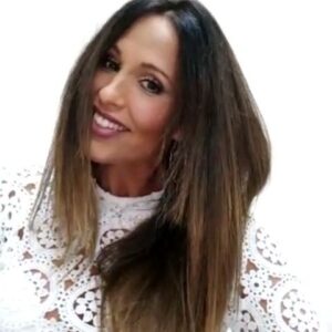 Ana de Caro Instagram - Es la primera vez que subo algo así a redes y ya hacía mucho tiempo que no retomaba el piano. Espero que os guste y pueda llegar al gran Antonio Orozco. 😘😘😘😘 besos de confinamiento #seguimoscantandoADC
@antoniorozco10 @antonioorozcoferron @antonioorozcof  @clubfansantonioorozco @fansdeanadecaro_oficial @staffmusicmanagement ❤gracias a mi Manolo @manuel.garciaescobar.9  por esos acordes!!!