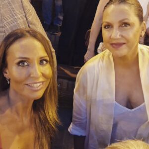 Ana de Caro Instagram - Maestranza de Sevilla, la del amarillo albero, la que huele a manzanilla y a capote de torero

@npastorioficial
