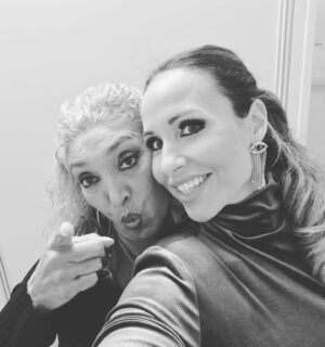 Ana de Caro Instagram - Tarde de @canalsurradiotv en @a2vocescsur con gente maravillosa como @esperanzafernandez_oficial @paco_lobaton ... #tequiero single que #seguimoscantado porque la música aunque no lo quieras siempre está #contigo temazo de mi @raulcabrera y vestidazo 👗de @terciopelo_moda en Lepe. Gracias por vestirme 💜