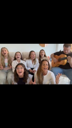 Ana de Caro Instagram - Fuera los miedos, con este tema del gran @pablolopezmusic Ojalá llegue a ti y puedas escucharlas!!! Lo han hecho con toda la ilusión del mundo🌎 Y si tú que no eres Pablo te gusta, comparte para que pueda llegar a él. 🫶🏽 Esta es la primera parte… la segunda la subiré en unos días… #pablolopez #elpatio #alumnas #ilusion #vida