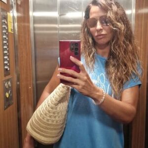 Ana de Caro Instagram - UNA DE MUCHAS Como si nada me importara... eso pueden llegar a pensar... 🤫