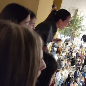 Ana de Caro Instagram - Aún tengo los sones de lo que se vivió el domingo se ramos en Huelva, otra manera de rezar...

Desde estas lineas aprovecho para dar las gracias a las hermandades que han querido que resuenen mis saetas, forma de rezar que me dejó en herencia mi madre. 

Hoy domingo de resurrección comienza la cuenta atrás para Pentecostes. Feliz Pascua de Resurrección. #seguimoscantando #anadecaro #saeta #lasaeta #rezo #herencia #feydevoción