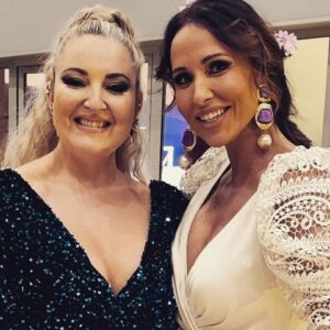 Ana de Caro Instagram - Los andaluces queremos volver a ser lo que fuimos, hombres de luz que a los hombres, almas de hombres les dimos. 

ANDALUCES LEVANTAOS 
PEDID TIERRA Y LIBERTAD 
SEA POR ANDALUCÍA LIBRE, 
ESPAÑA Y LA HUMANIDAD 

💚🤍💚

Hoy en @tierratalentotv no te lo puedes perder a partir de las 22.30 celebramos el día de Andalucía. 

Llevaré un trocito de Rocío a todos los andaluces con unas sevillanas mías y de dos compositores distintos.  SUENA EL ROCIO

Vestido de @siempreviva.designers 
Complementos de @maryna_torres 
Flores naturales en el pelo 💐
