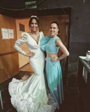 Ana de Caro Instagram - Los andaluces queremos volver a ser lo que fuimos, hombres de luz que a los hombres, almas de hombres les dimos. 

ANDALUCES LEVANTAOS 
PEDID TIERRA Y LIBERTAD 
SEA POR ANDALUCÍA LIBRE, 
ESPAÑA Y LA HUMANIDAD 

💚🤍💚

Hoy en @tierratalentotv no te lo puedes perder a partir de las 22.30 celebramos el día de Andalucía. 

Llevaré un trocito de Rocío a todos los andaluces con unas sevillanas mías y de dos compositores distintos.  SUENA EL ROCIO

Vestido de @siempreviva.designers 
Complementos de @maryna_torres 
Flores naturales en el pelo 💐