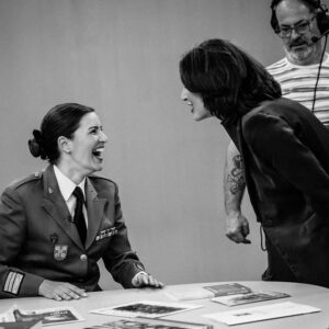 Anabela Mota Ribeiro Instagram - Ignorância minha: não conhecia as enfermeiras paraquedistas. Porém, ao anunciar que a convidada d’ Os Filhos da Madrugada do dia 25 de Abril é uma militar, e afirmar que esta carreira lhe estava vedada antes da Revolução, implicitamente queria dizer isto: podia esta mulher, mãe de uma menina de 7 anos, ter esta patente antes do 25 de Abril? 
Nos muitos comentários, detectei, além do esclarecimento e correcção, sinais de um machismo enraizado. Sim, é inexacto dizer que não havia mulheres na carreira militar. Mas qual era o seu lugar? O tradicional papel da cuidadora. Quais eram as suas possibilidades de evoluir e ter um estatuto semelhante ao do homem? Tanto quanto sei, nulas. 
Já nas temporadas anteriores convidei mulheres que não podiam ter a profissão que têm antes do 25: magistrada e diplomata. 
A convidada do dia 25 tem este sorriso luminoso, chama-se Diana Branco Morais. A fotografia que regista a alegria do encontro é da Estelle Valente, minutos antes de começarmos a gravar.