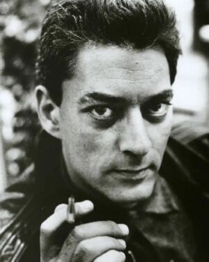 Anabela Mota Ribeiro Instagram - Antes de ir a NY, NY era o Paul Auster (como era Paul Simon e central park). Há uns 20 anos entrevistei-o, no terraço do Altis, com vista para a Cinemateca. Antes de gravar, já não sei porquê, disse-lhe que não guardava nada; respondeu que isso ia mudar com os anos. Tinha (alguma) razão. Continuei a lê-lo, fascinada com uma cena de um livro onde um homem reconstruía o seu mundo, com minúcia e paciência, até faltar uma peça, que era obviamente ele. Faltamos sempre nós. E agora falta ele, de faltar mesmo, ainda que, ao mesmo tempo, não: porque um escritor nunca falta. (E aqueles olhos-faróis...)