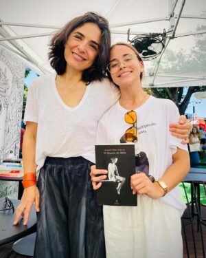 Anabela Mota Ribeiro Instagram - Conheci a Daniela, que me escreveu numa carta o que O Quarto do Bebé desencadeou nela (17 anos!, uma jóia). Reencontrei a Catarina Sobral, ilustradora que admiro tanto, que prometeu desenhar sobre a minha dedicatória. Com a Ana Carreira conversei sobre medo, vergonha, intimidade. Voltei à Feira do Livro um ano depois do lançamento do meu primeiro romance. Compreender como o livro fala com quem o lê espanta-me e gratifica-me. Ao lado estava o António de Castro Caeiro, de quem fui aluna no primeiro ano de Filosofia. Tantas e tão boas constelações. Obrigada.