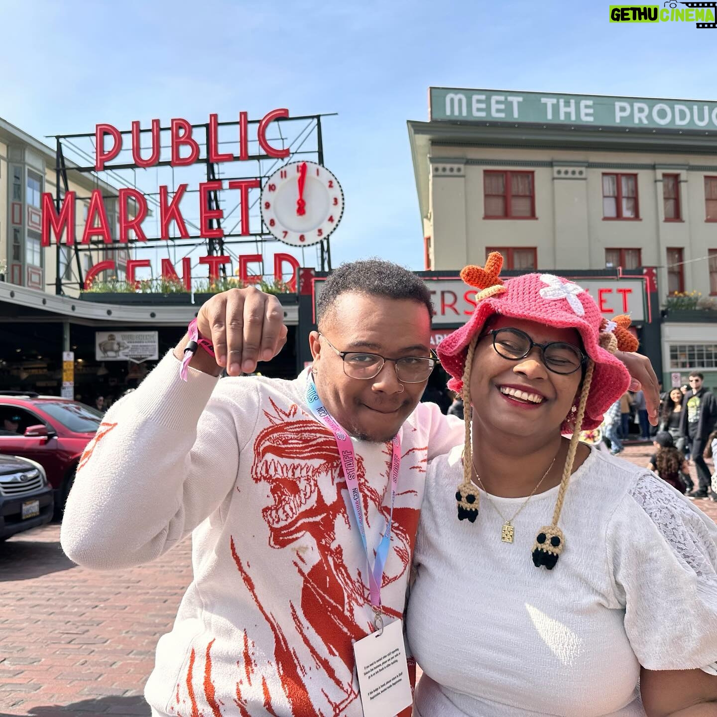 Anairis Quinones - 765 Likes - SAKURA-CON YOU WERE AMAZING!! Thank you staff and attendees for the wonderful chats, vibes, and laughs. Yāall made our first time in Seattle AMAZING and I cannot wait to come back ā¤ļø
s/o to the sun for showing up all weekend tho u a real one
#sakuracon #sakuracon2024 #sakuracon24 #seattle