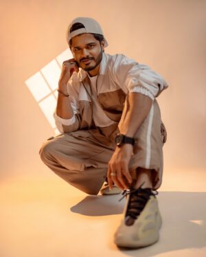 Anand Deverakonda Instagram - Just some silence & a work ethic to keep you going 💪🏼

Outfit: @kolor_therapi 
Styling:- @shefalideora_
Styling assistant:- @maggie_junna  @aksharamahi7 
Pictures:- @pranil_chintewar