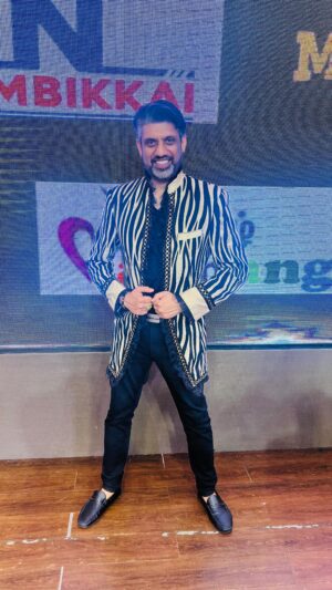 Anand Rajaram Instagram - It was a blast at @sukraproduction ‘s event at @midlandsconventionhall_ for @siddaarth.official ‘s Rhythm and Swaram !!! My OOTD is by @deverlastingknot !!! #FashionForwardRentals
  #WardrobeRental
  #FashionRentals
  #RentAndStyle 
  #DressAndSuitRental
  #deverlastingknot