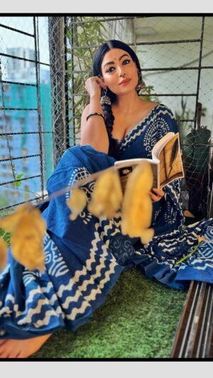 Anangsha Biswas Instagram - 💥एक कलाकार जो कला को देती है आकर !!!

एक कलाकार जो सरस्वती को मानती है अपनी सरकार…

एक कलाकार जो करती है आप सब की प्रशंशा और गालियों को स्वीकार…

एक कलाकार जो रोज़ वश में करती है अपना अहंकार…

एक कलाकार जिसकी कला और रोज़गार के बीच में चलती है रोज़ तकरार…

एक कलाकार जो बस अपने कला के माध्यम से लोगो के मन में देखना चाहें अपने लिए प्यार…

एक कलाकार रोज़ एक पारिवारिक परीक्षा का जिसको होता है दीदार…

एक कलाकार जिसके घरवालों को सहने पड़ते हैं रिश्तेदारों का धिक्कार…

हाँ मैं हूँ वो कलाकार 🙏🏼
Written By
Yours Truly

#anangshabiswas #zarinamirzapur #mirzapur 
#poetrygram #saree #swag