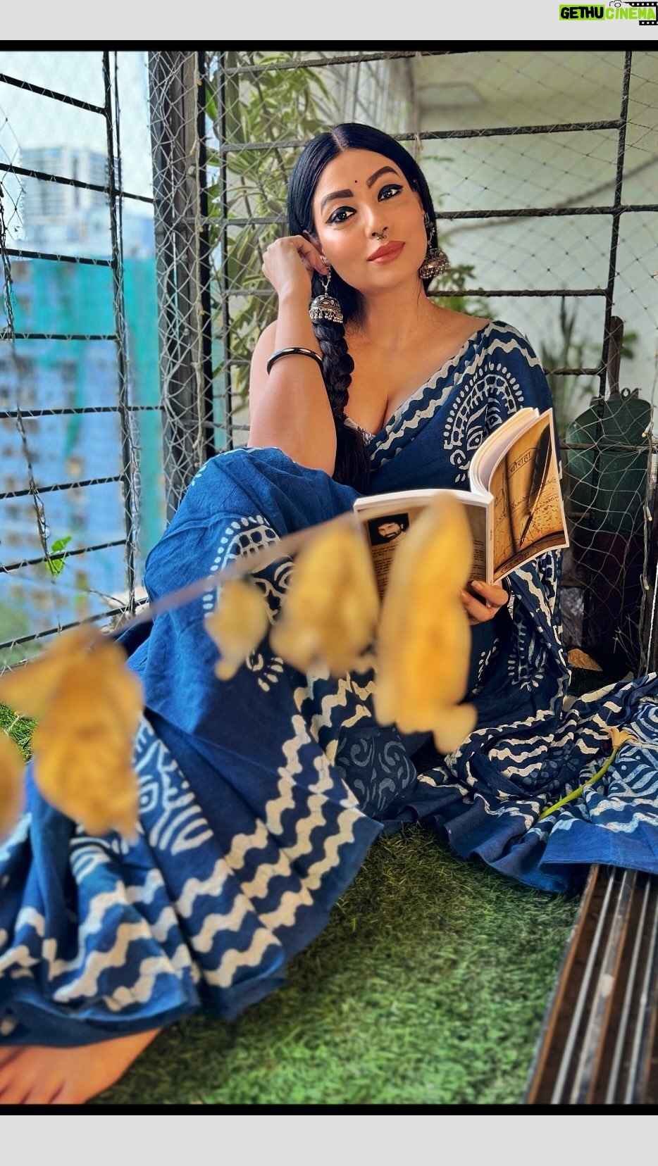 Anangsha Biswas - 21.2K Likes - 💥एक कलाकार जो कला को देती है आकर !!!
एक कलाकार जो सरस्वती को मानती है अपनी सरकार…
एक कलाकार जो करती है आप सब की प्रशंशा और गालियों को स्वीकार…
एक कलाकार जो रोज़ वश में करती है अपना अहंकार…
एक कलाकार जिसकी कला और रोज़गार के बीच में चलती है रोज़ तकरार…
एक कलाकार जो बस अपने कला के माध्यम से लोगो के मन में देखना चाहें अपने लिए प्यार…
एक कलाकार रोज़ एक पारिवारिक परीक्षा का जिसको होता है दीदार…
एक कलाकार जिसके घरवालों को सहने पड़ते हैं रिश्तेदारों का धिक्कार…
हाँ मैं हूँ वो कलाकार 🙏🏼
Written By
Yours Truly
#anangshabiswas #zarinamirzapur #mirzapur
#poetrygram #saree #swag