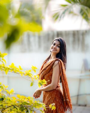 Ananthika Sanilkumar Instagram - from hitting the books to hitting the pose ✨😌 
:
@iamlokeshwaran 📸