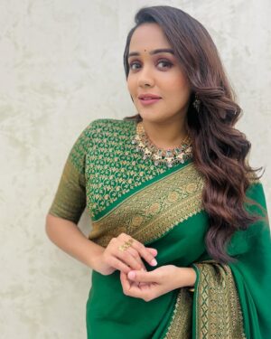 Ananya Instagram - 💚 
  Styled- @rashmimuraleedharan 
Jewellery- @sangeetha916gold 
Hair and makeup -  @sajithandsujith