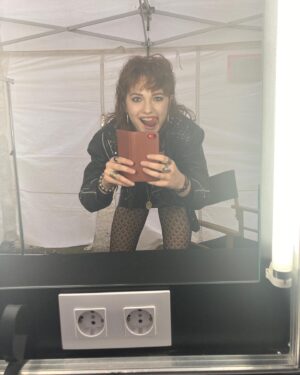 Anastasia Martin Instagram - What went on? Dancing, laughing, swing-sets, pyjamas in the park and a whoooole lot of poke bowls 🌞

@in_from_the_cold_netflix 
@netflix
#infromthecold
#netflix