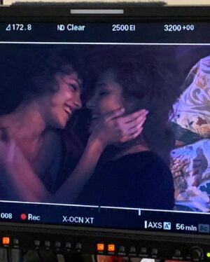 Anastasia Martin Instagram - What went on? Dancing, laughing, swing-sets, pyjamas in the park and a whoooole lot of poke bowls 🌞

@in_from_the_cold_netflix 
@netflix
#infromthecold
#netflix