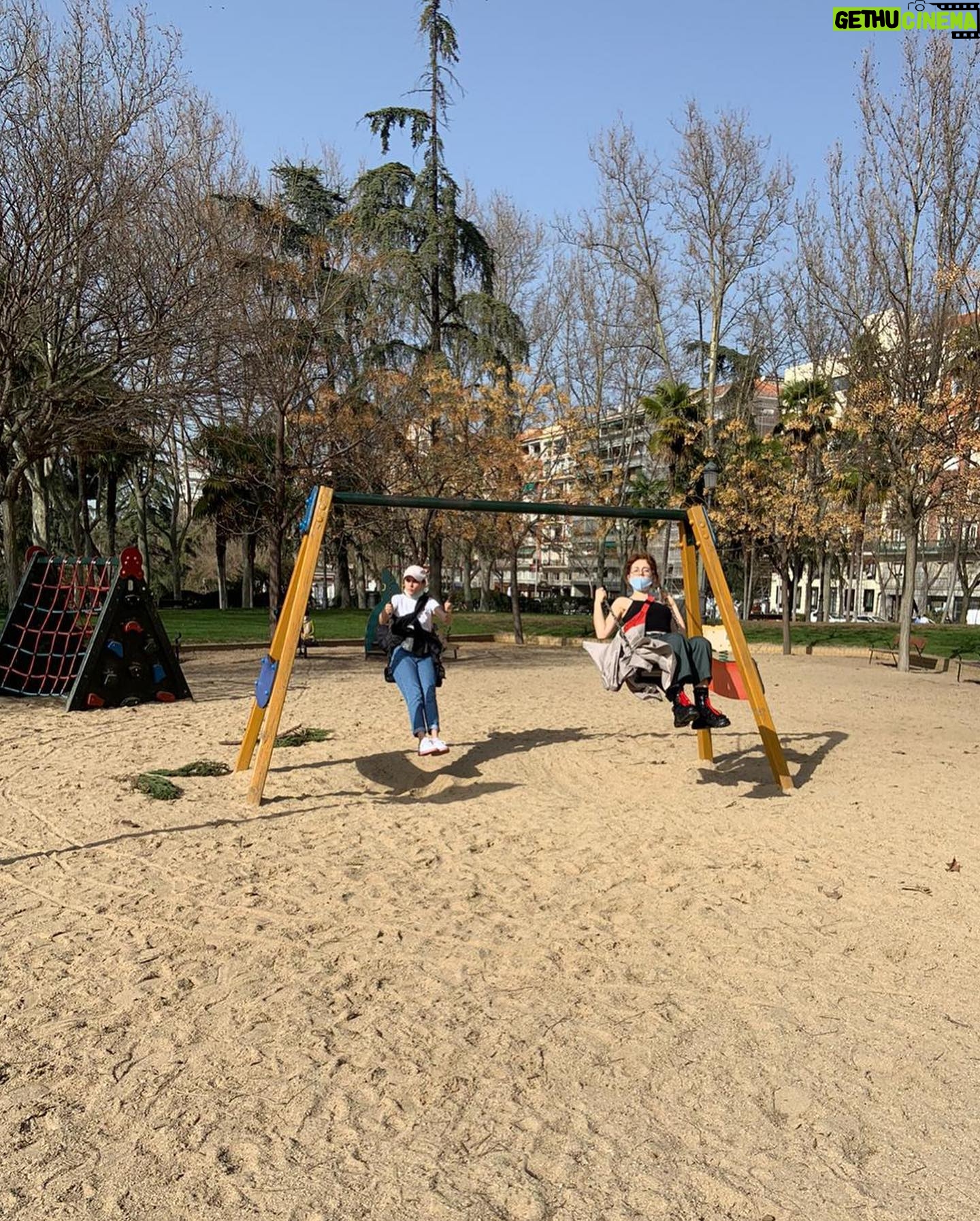 Anastasia Martin - 3K Likes - What went on? Dancing, laughing, swing-sets, pyjamas in the park and a whoooole lot of poke bowls š
@in_from_the_cold_netflix
@netflix
#infromthecold
#netflix